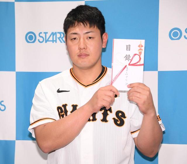 【写真】広告看板直撃のスター選手　手には目録　気になる使いみちは？